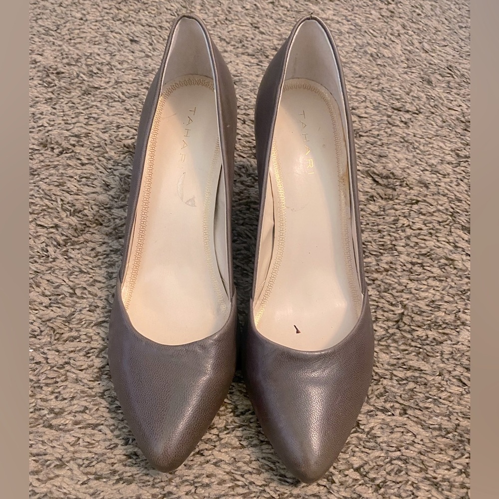 Tahari Carla Leather Gray Pumps